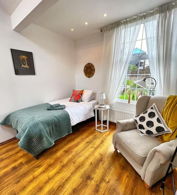 True Colours Apartment In Central Location 班戈北爱尔兰 外观 照片