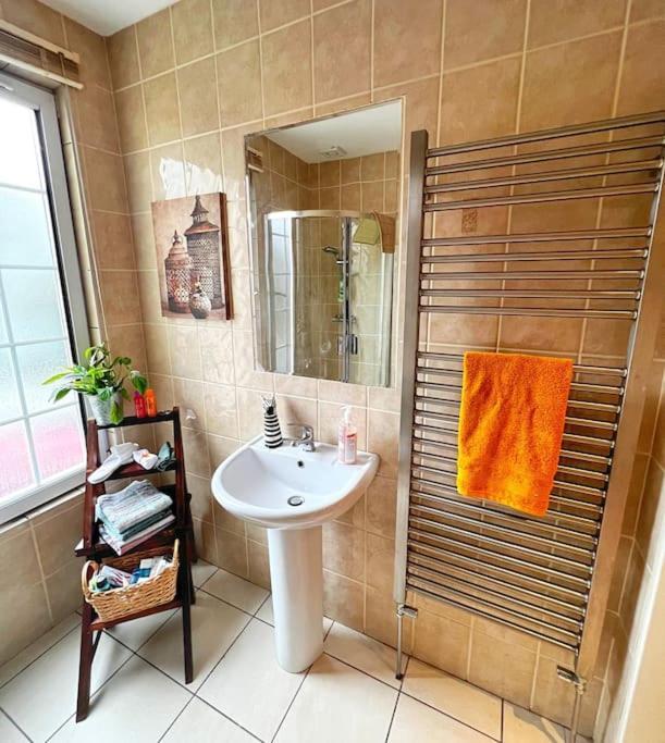 True Colours Apartment In Central Location 班戈北爱尔兰 外观 照片