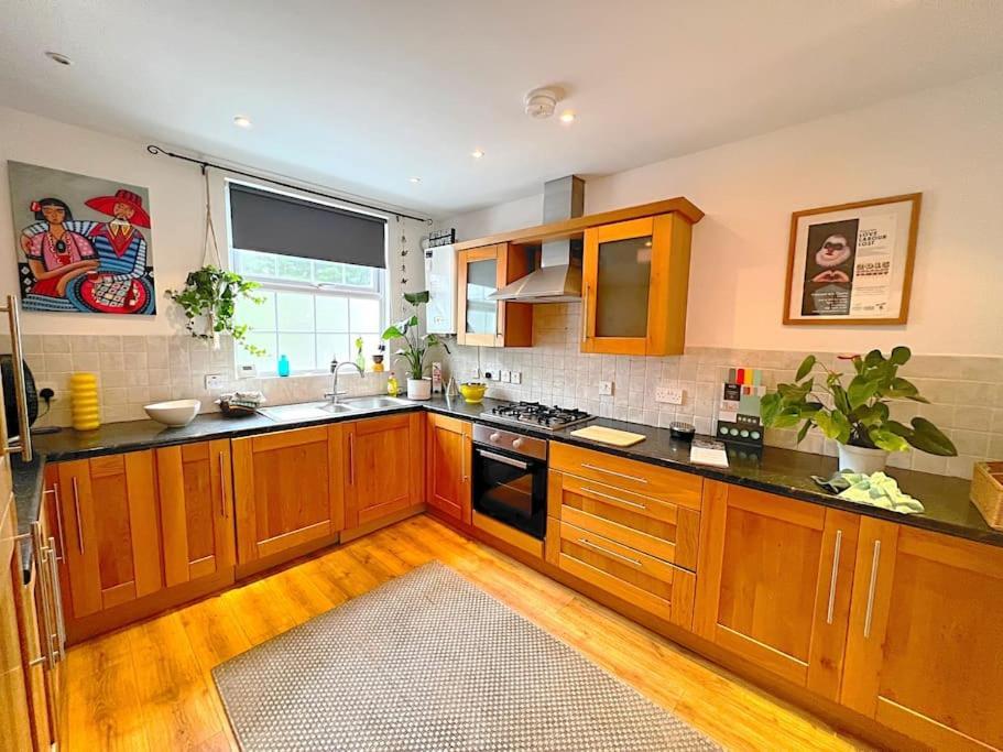True Colours Apartment In Central Location 班戈北爱尔兰 外观 照片