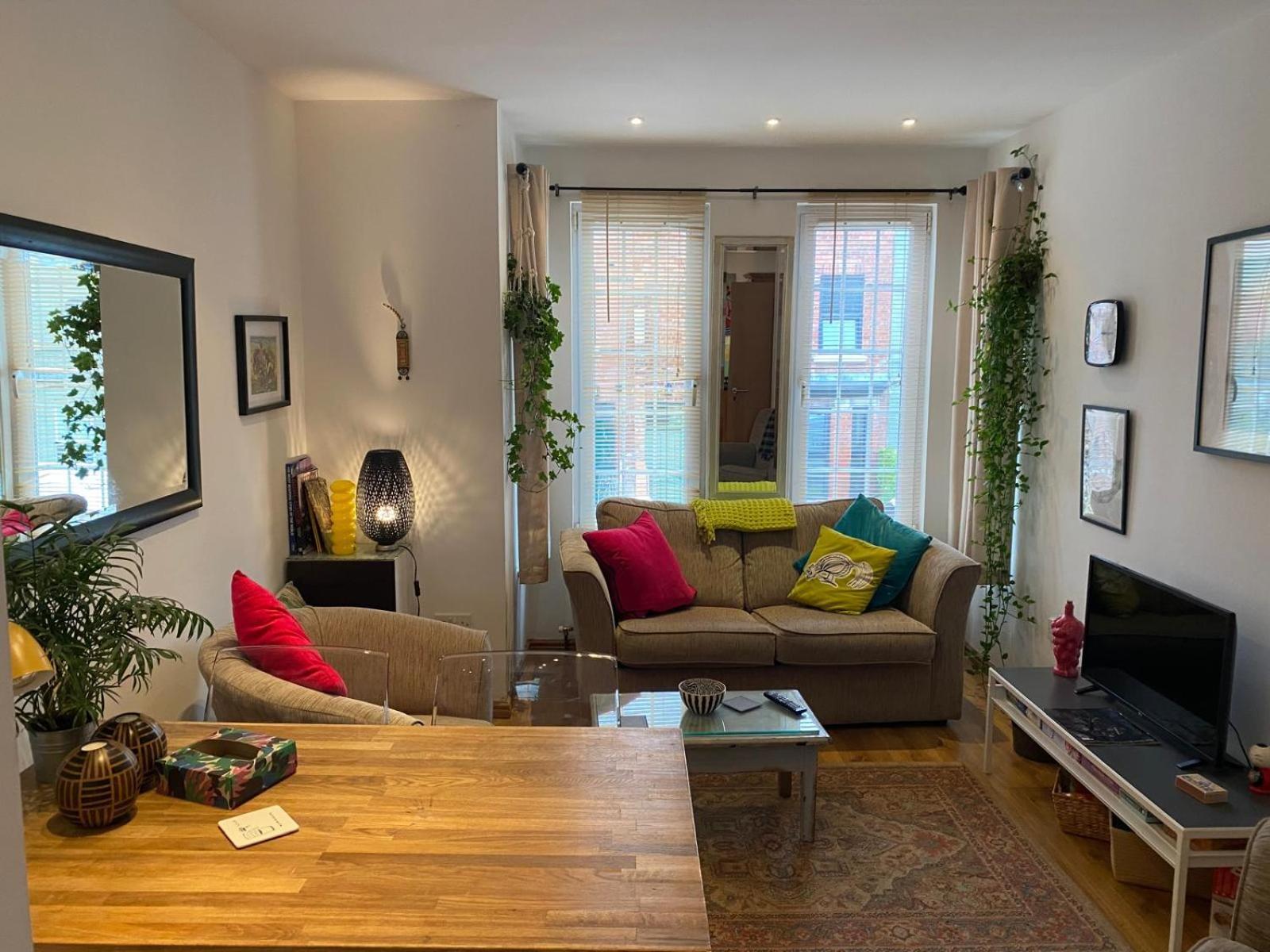 True Colours Apartment In Central Location 班戈北爱尔兰 外观 照片